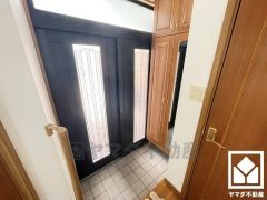 採光も考えられた明るい玄関です。