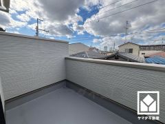 奥行きがあり広々としたバルコニーです。2階と3階に1か所ずつバルコニーがございますので、お洗濯物もたっぷりと干す事ができます。