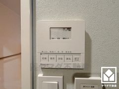 浴室暖房乾燥機付き。真冬の寒い浴室を暖かく、また雨の日の洗濯物の乾燥にと多用途に活躍する機能です。