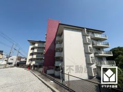 キッチンは対面式なのでお料理中でもお子様の様子が分かって安心です。毎日の料理がもっとスムーズになる、便利な3口コンロ付き。