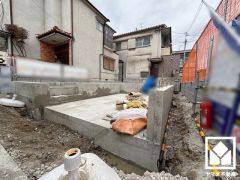 ブランコや複合遊具のある「下稲葉公園」や、大きなすべり台が特徴の「尼崎市春日公園」など、徒歩圏内に複数の公園があり、子育て世帯の方にもお勧めです。