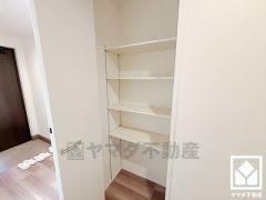 廊下にも収納スペースがあり、住空間を広々お使いいただけます。玄関に近い位置なので、お出かけ用の帽子やバッグなどを置くスペースとしても。