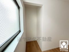 クローゼットは奥行きがあるので、収納力も申し分ありません。