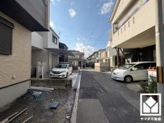 駐車スペースを普通車1台・軽自動車1台の2台分確保。重い荷物や雨の日の移動もスムーズで、快適なカーライフを実現。来客時にも便利です。