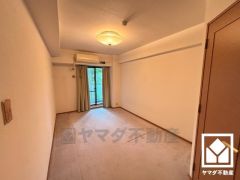 バルコニーにつながるお部屋で、通風・陽当たり良好。