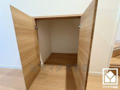 空間を無駄なく活用、階段下の賢い収納。日用品のストックなどもしっかり収納。