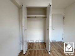 クローゼットは奥行きがあるので、収納力も申し分ありません。