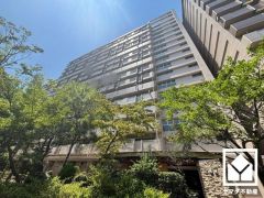 陽光に映える美しい外観。街並みに馴染みながらも、ひときわ目を引く存在感。