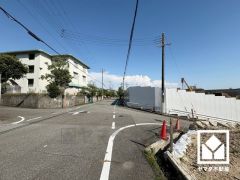 余裕のある間口約11.9m（南東側）で、駐車スペースや玄関アプローチが確保しやすく、間取りの自由度が高まります。
