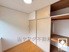 穏やかな暮らしを支える、豊かな収納。奥行きがあるので、収納力も申し分ありません。