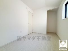 約4.3帖の2階洋室です。お子様のお部屋などにも丁度良い広さです。