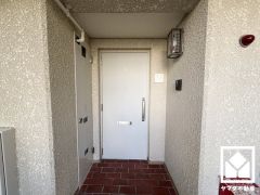 玄関ドアは防犯性の高いダブルロックドアです。