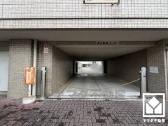 敷地内に屋外機械式・地下平面駐車場を完備（月額15000円）。重い荷物や雨の日の移動もスムーズで、快適なカーライフを実現。空き状況等は弊社スタッフまでお気軽にお問い合わせください。