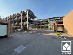 敷地内に駐車場を完備（月額4000円～12500円）。機械式のため車種に制限がございます。空き状況は弊社スタッフまでお気軽にお問い合わせください。