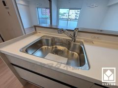 清潔感あふれるシンクで、毎日を気持ちよくスタート。浄水器付きなので、いつでも安心・安全な水をお使いいただけます。