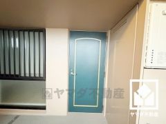 シンプルで洗練された玄関デザイン。帰るたびにホッとできる、心地よい住まいの入り口。