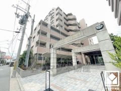 ブランコやすべり台などの遊具や、ゆったりとした広場が整備された「網引公園」まで徒歩5分で、子育て世帯の方にもお勧めです。植栽もたいへん豊かな公園で、桜や紫陽花など四季折々のお花も楽しめます。