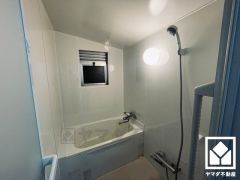 1日の疲れを癒す浴室でゆったりリフレッシュ。小窓が付いているので明るく、こもりがちな湿気もすぐ取り除くことができます。