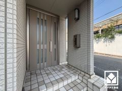 シンプルで洗練された玄関デザイン。帰るたびにホッとできる、心地よい住まいの入り口。