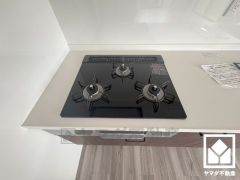 毎日の料理がもっとスムーズに。便利な3口コンロ付きキッチン。