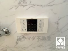 ボタン1つで自動でお湯張りができるオートバス機能付き。追い炊き機能もございますので、いつでも温かいお風呂に入ることができます。