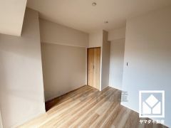 約4.8帖の洋室です。お子様のお部屋などにも丁度良い広さです。