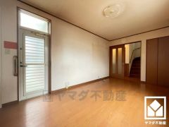 1階のキッチン横には勝手口があり、換気やゴミ出しなどに便利です。（リフォーム前の写真です）