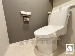 明るく清潔感溢れるトイレです。トイレットペーパーのストックや、小物置きなどとしてもお使いいただけるカウンタースペースがございます。
