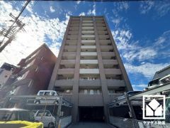 陽光に映える美しい外観。街並みに馴染みながらも、ひときわ目を引く存在感。