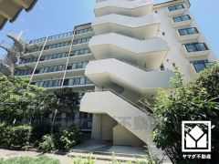 自然と調和するデザインが魅力。四季折々の風景に溶け込む、心地よい住まい。