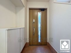 白を基調とした明るい玄関です。シューズボックス付きで、家族の靴もしっかり収納。玄関がいつも片付き、気持ちよくお客様を迎えられます。