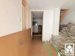 リノベーション中の写真です。重厚感のある石張りの壁が玄関スペースからライブラリーまで続く、インパクトのある空間になります。