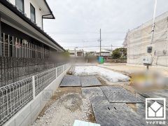 キッチンはフラットタイプのカウンターキッチンなので配膳や片付けがしやすく、お料理中でもお子様の様子が分かって安心です。