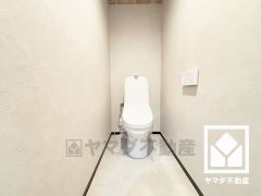 明るく清潔感溢れるトイレです。