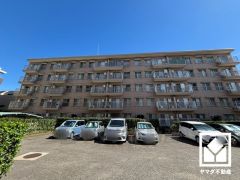 お買い物施設が徒歩圏内に複数あり、便利な住環境です。