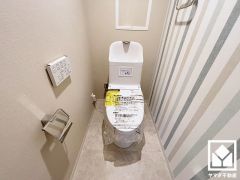 明るく清潔感溢れるトイレです。トイレットペーパーのストックや消耗品置き場などとしてお使いいただける棚がございます。