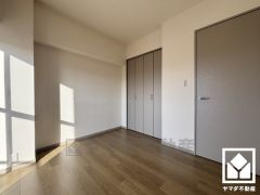 約5帖の洋室です。お子様のお部屋などにも丁度良い広さです。