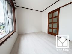 大きな窓からは明るい光が降り注ぎます。独立した居室なのでプライベートな時間をゆったり過ごせそうです。