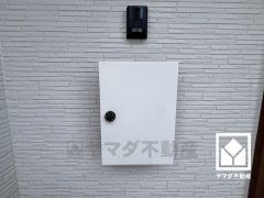 スッキリとしたスタイリッシュなデザインのダイヤル錠付きポストが設置されています。