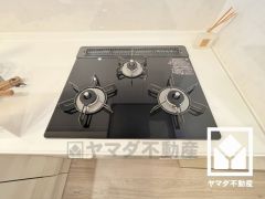 毎日の料理がもっとスムーズになる、便利な3口コンロ付き。調理に手間がかかりがちな肉や魚を、短時間でサッと焼き上げることができるグリルがございます。
