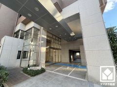 上質な素材と洗練されたデザインが織りなすエントランス。住まう人の誇りを感じさせる、優雅な迎えの空間。