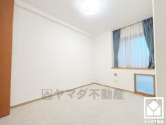 洋室は防音性、保温性に優れたカーペット敷き詰めです。防滑性、クッション性も高く、お子様やご高齢の方も安全にお住まいいただけます。