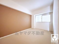 北側の洋室です。大きな窓からは明るい光が降り注ぎます。柔らかな光が差し込むお部屋で、快適で落ち着いた生活をお送りいただけます。