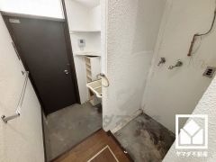 勝手口側に室内洗濯機置場があり、天候に左右されず洗濯できます。