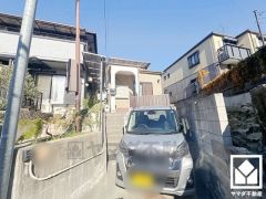 阪急電鉄甲陽線・神戸線「夙川」駅まで徒歩約11分、JR東海道本線「さくら夙川」駅まで徒歩約17分、阪神電鉄本線「香櫨園」駅まで徒歩約17分の立地。