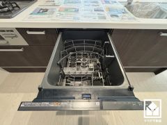 毎日の家事の負担を軽減でき、水道代の節約にもなる食器洗乾燥機付き。