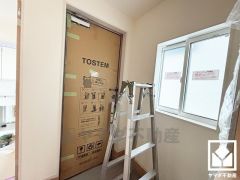 窓から光が差し込み、外出時にも帰宅時にも、明るい気持ちになれる玄関です。