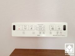 消耗品置き場、小物置きなどとしてもお使いいただける広々としたカウンターが設置されています。
