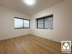 約6帖の東側洋室です。全居室出窓付きで明るくメリハリのある空間です。おしゃれなインテリアが映えるデザイン性の高い洋室で、リラックスしたひとときを過ごせます。