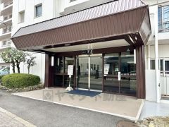 広々とした明るいエントランス。綺麗に整備されており、帰宅時や来客時にも気持ちの良い空間です。